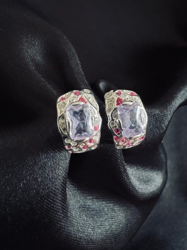 Argolla Huggie con Gran Circón Morado