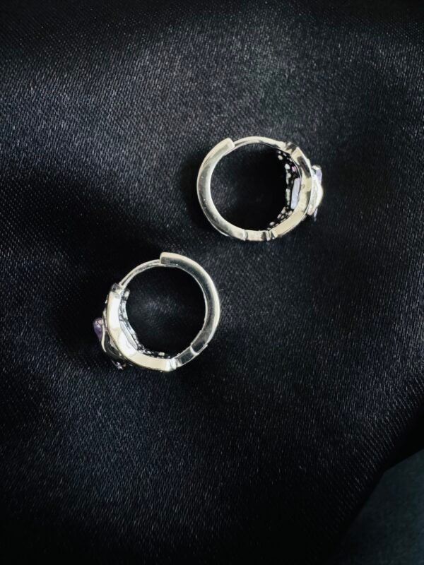 Argolla Huggie con Gran Circón Morado