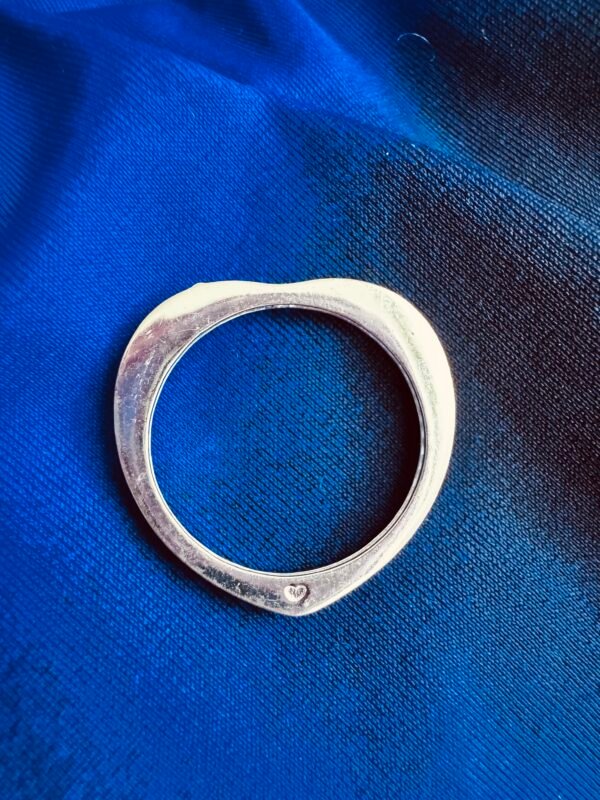 Anillo Silueta Corazón con Circones Coloridos