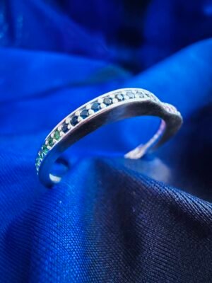 Anillo Silueta Corazón con Circones Coloridos