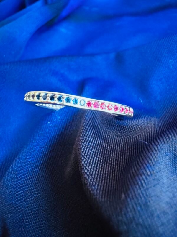 Anillo Silueta Corazón con Circones Coloridos