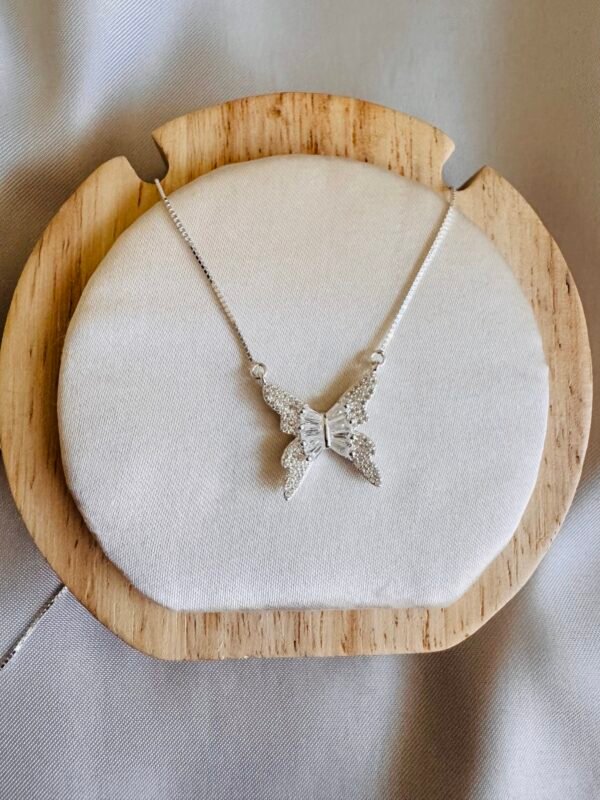 Collar Mariposa con Circones