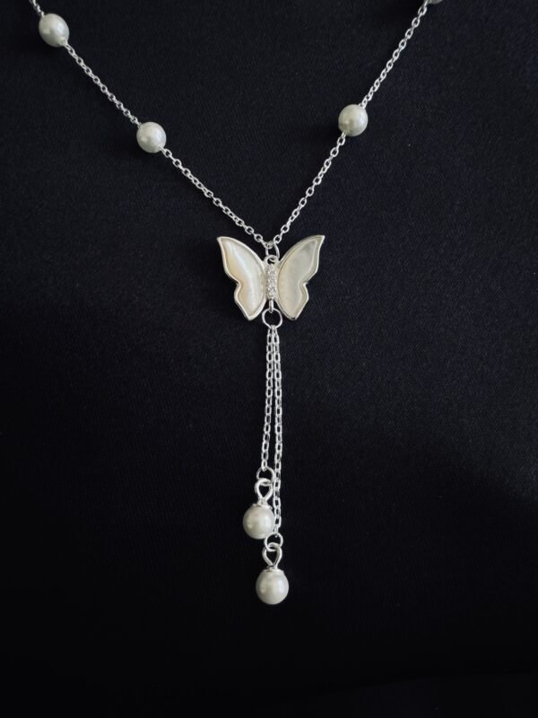 Collar Mariposa en Nácar con Perlas
