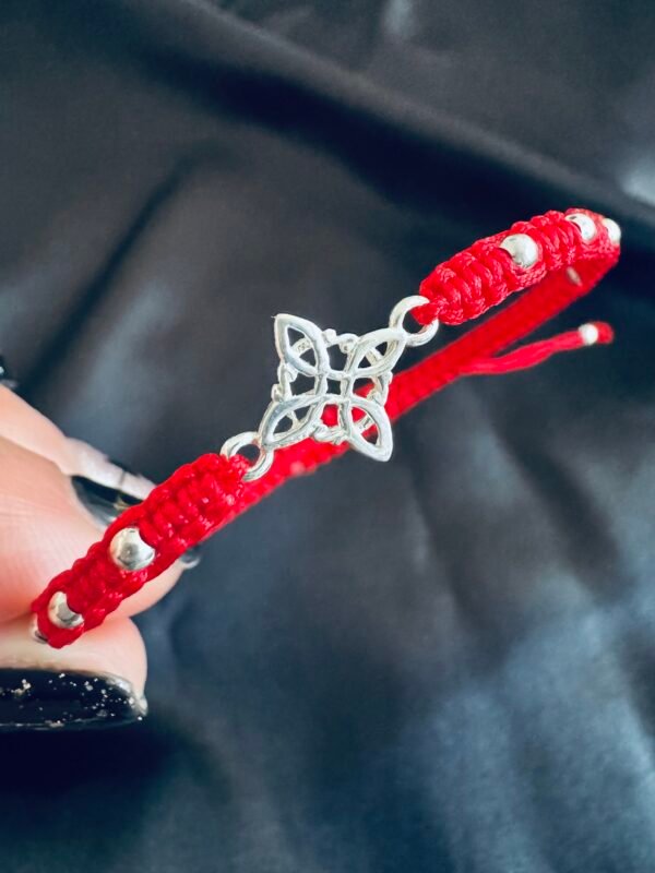 Pulsera de Hilo Rojo Nudo de Bruja y Esferas