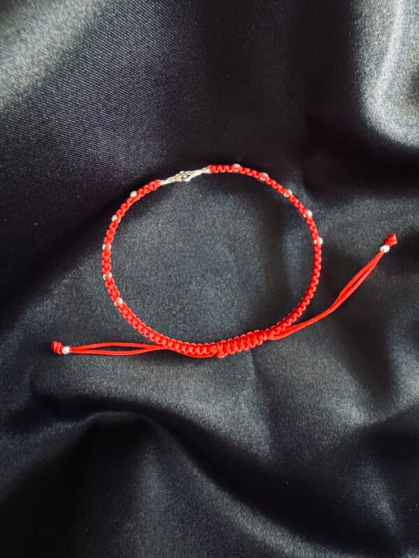 Pulsera de Hilo Rojo Nudo de Bruja y Esferas