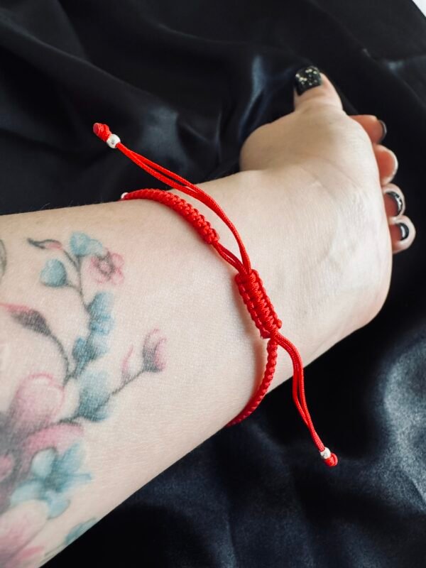 Pulsera de Hilo Rojo Nudo de Bruja y Esferas