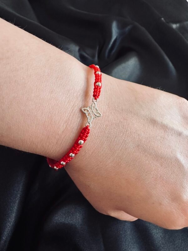 Pulsera de Hilo Rojo Nudo de Bruja y Esferas