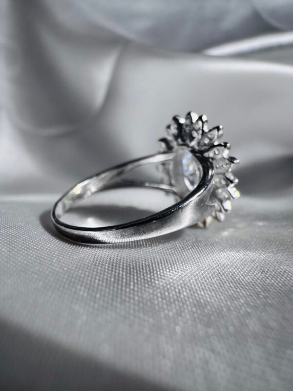 Anillo Flor con Maxi Circón