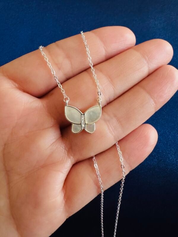 Collar Mariposa Blanca