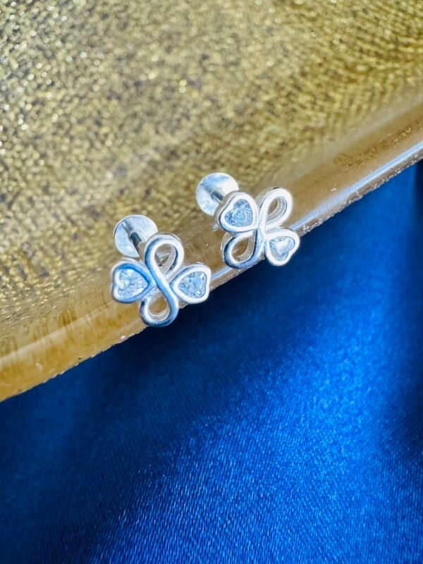 Piercing de Oreja Corazones