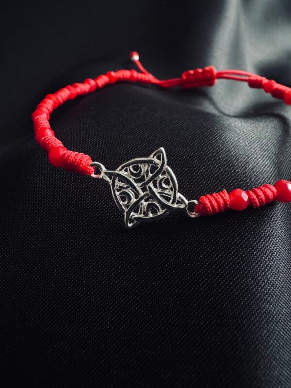 Pulsera de Hilo Rojo y Nudo de Bruja