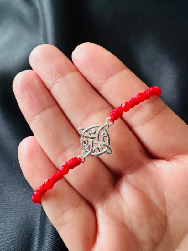 Pulsera de Hilo Rojo y Nudo de Bruja