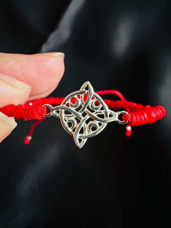 Pulsera de Hilo Rojo y Nudo de Bruja