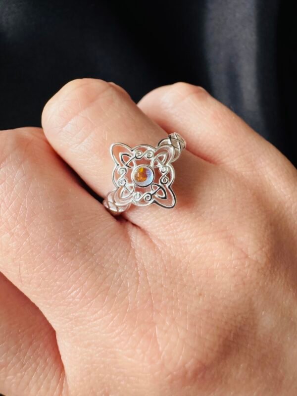 Anillo Nudo de Bruja y Piedra Luna