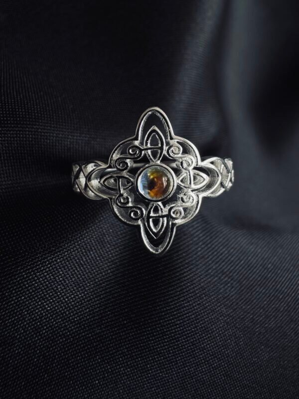 Anillo Nudo de Bruja y Piedra Luna