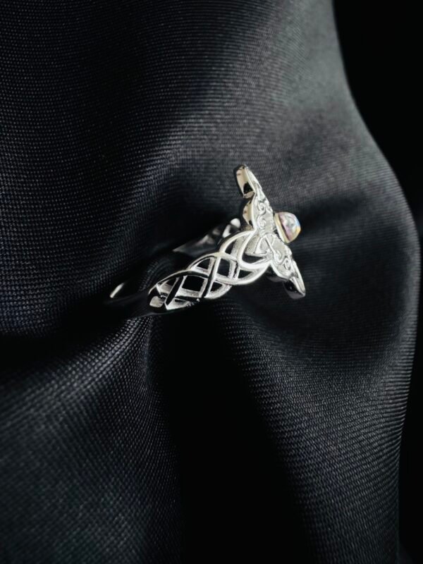 Anillo Nudo de Bruja y Piedra Luna